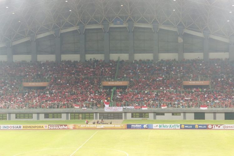 Stadion Patriot Candrabhaga, Bekasi, dipadati penonton yang menyaksikan laga lanjutan Grup A Piala AFF U19 2022 antara timnas U19 Indonesia vs Thailand, Rabu (6/7/2022) malam WIB.