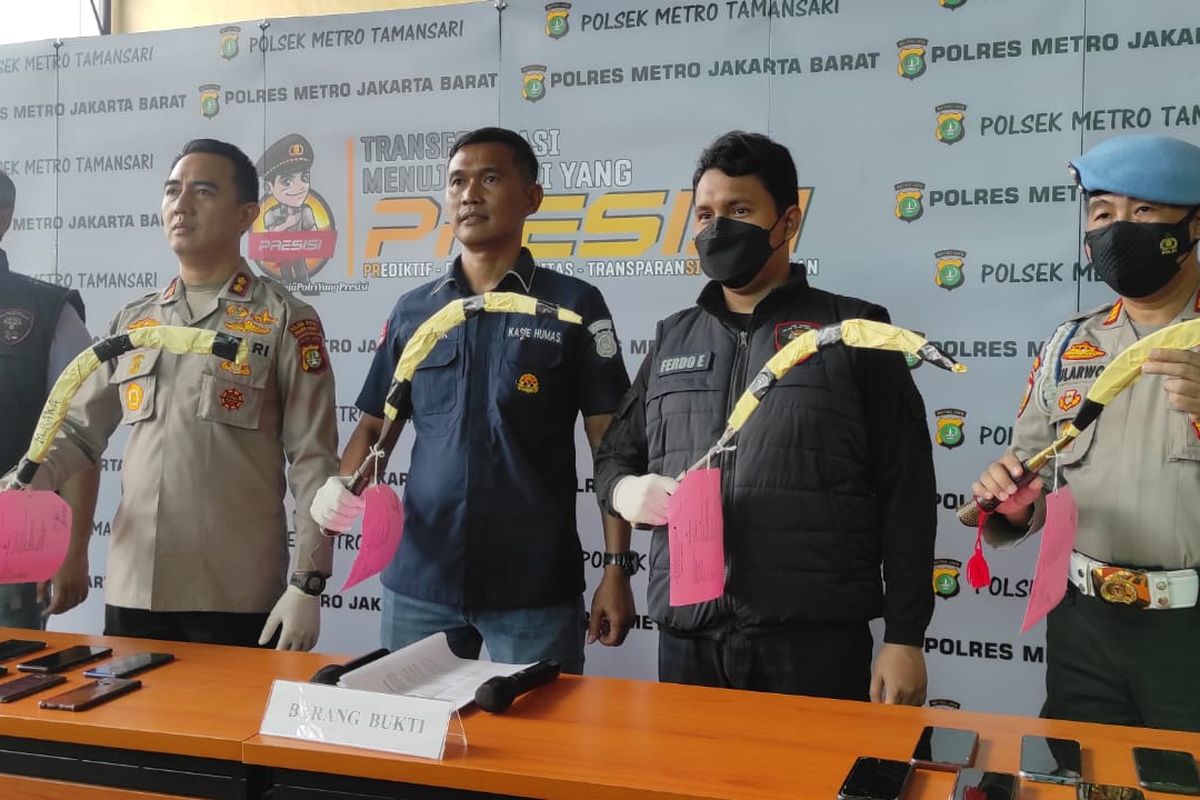 Polisi mengungkap kasus tewasnya seorang remaja yang menajdi korban tawuran di Gang Kesederhanaan, Tamansari, Jakarta Barat, di Mapolsek Tamansari, Kamis (21/7/2022).