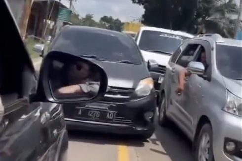 Nekat Lawan Arah Saat Macet, Toyota Calya Dipaksa Jalan Mundur