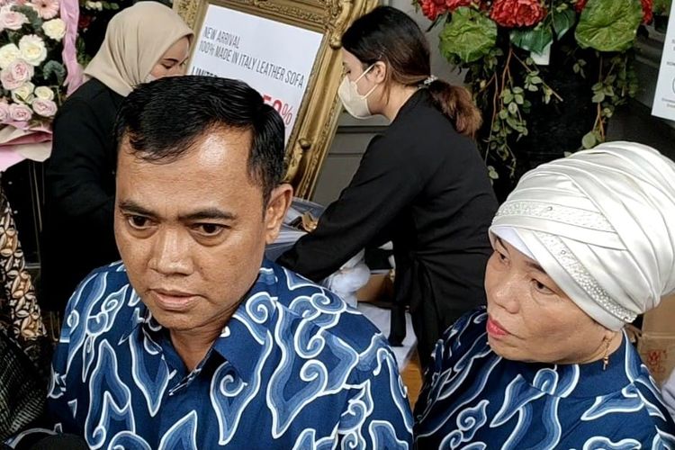 Orangtua Fuji, Faisal dan Dewi Zuhriati saat ditemui di kawasan Sudirman, Jakarta Pusat pada Jumat (24/2/2023).