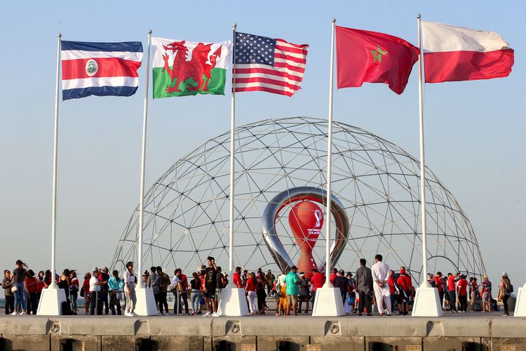 Pemandangan umum menunjukkan bendera (kiri ke kanan) Kosta Rika, Wales, Amerika Serikat, Maroko, dan Polandia, negara-negara yang lolos ke Piala Dunia 2022 Qatar, Doha, pada upacara pengibaran bendera dari negara-negara terakhir yang lolos pada 16 Juni 2022.