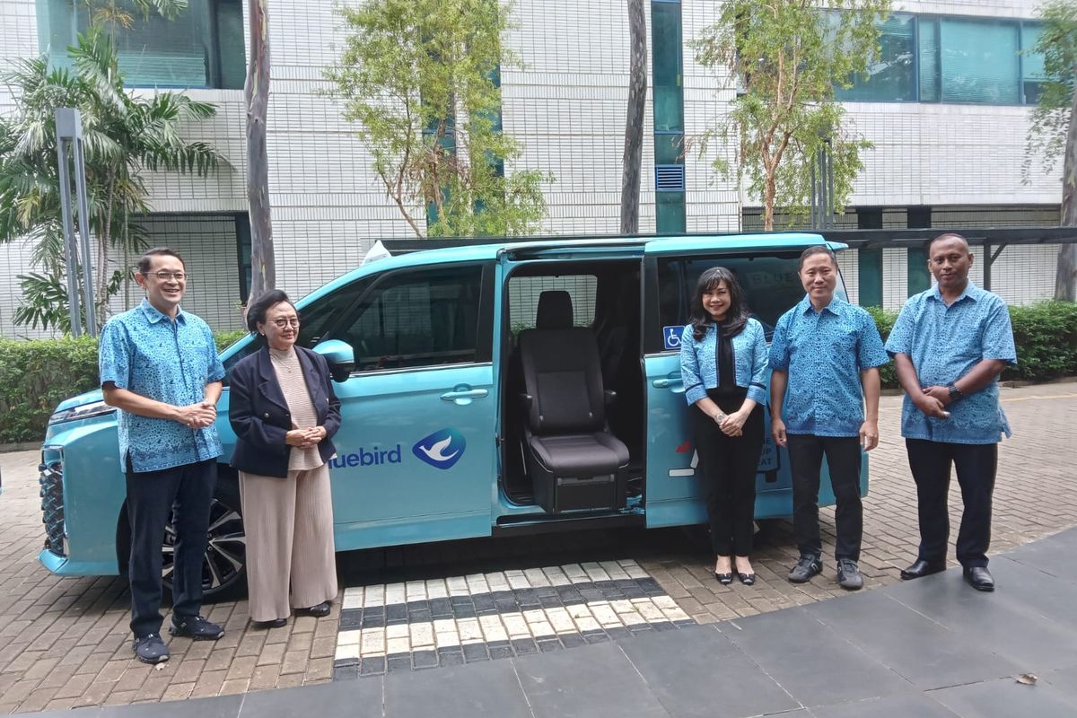 Direktur Utama Blue Bird Adrianto Djokosoetono saat meluncurkan layanan Lifecare Taxi di Kantor Pusat Blue Bird, Jakarta, Kamis (25/4/2024).
