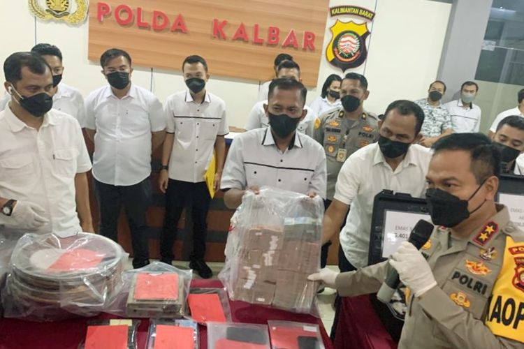 Kepolisian mengungkap 23 kasus pertambangan ilegal di 10 kabupaten dan kota, Kalimantan Barat (Kalbar). Dalam pengungkapan tersebut, sebanyak 75 orang ditangkap dan 68,9 kilogram emas senilai Rp 66 miliar diamankan. 
