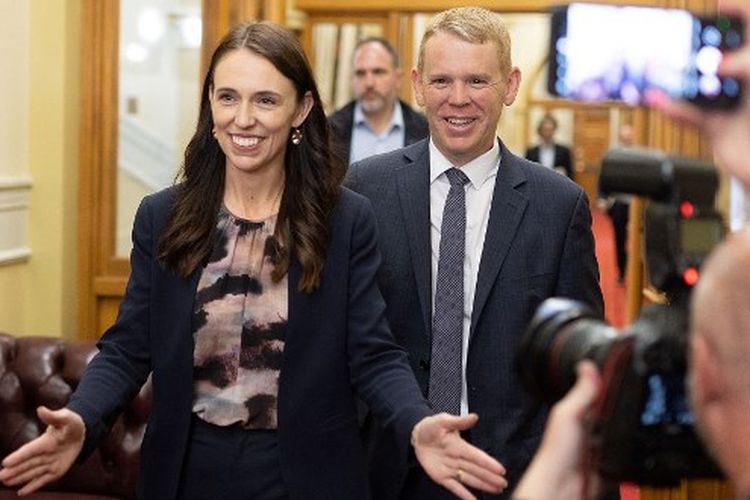 Perdana Menteri Selandia Baru Jacinda Ardern (kiri) dan Chris Hipkins tiba di rapat kaukus Partai Buruh untuk memilih perdana menteri baru di Parlemen di Wellington pada 22 Januari 2023. 