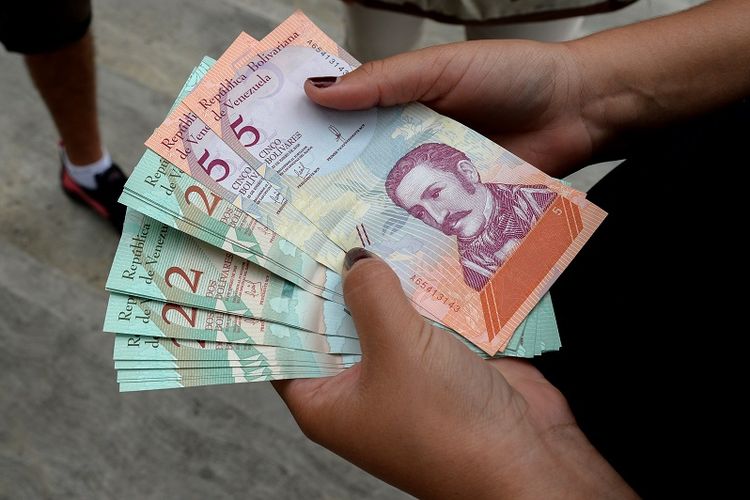 Pemerintah Venezuela memperkenalkan uang kertas dengan pecahan baru untuk mengatasi inflasi tinggi di negeri itu.