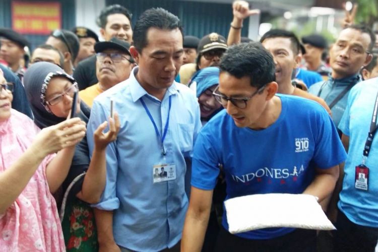 Calon wakil presiden nomor urut 02, Sandiaga Salahudin Uno, Memegang Tempe Sebesar Tablet, Saat Blusukan di Pasar Tanjung Kabupaten Jember, Jawa Timur, Minggu (7/10/2018).