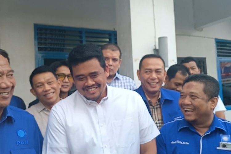 Walikota Medan, Bobby Nasution tersenyum saat dimintai tanggapannya soal Mantan Gubernur Sumut Edy Rahmayadi siap hadapi menantu malaikat di Pilgub Sumut. Bobby menyampaikan tanggapannya di DPW PAN Sumut, Rabu (12/6/2024)