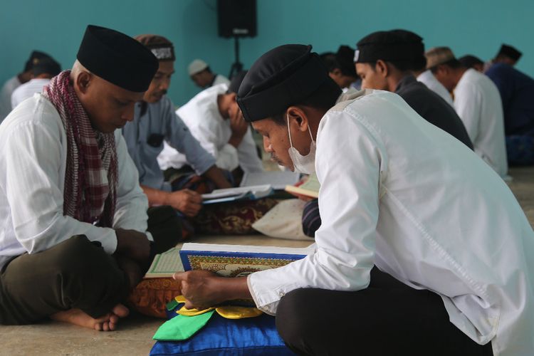 Warga Desa Hualoy dan Tomelahu, Kecamatan Amalatu, Kabupaten Seram Bagian Barat, Maluku menggekar pengajian massal dalam menyambut malam Lailatul Qadar di masjid desa, Sabtu (8/5/2021). Dalam pengajian massal itu, warga berhasil menghatamkan 1.080 juz Al Quran dalam semalam