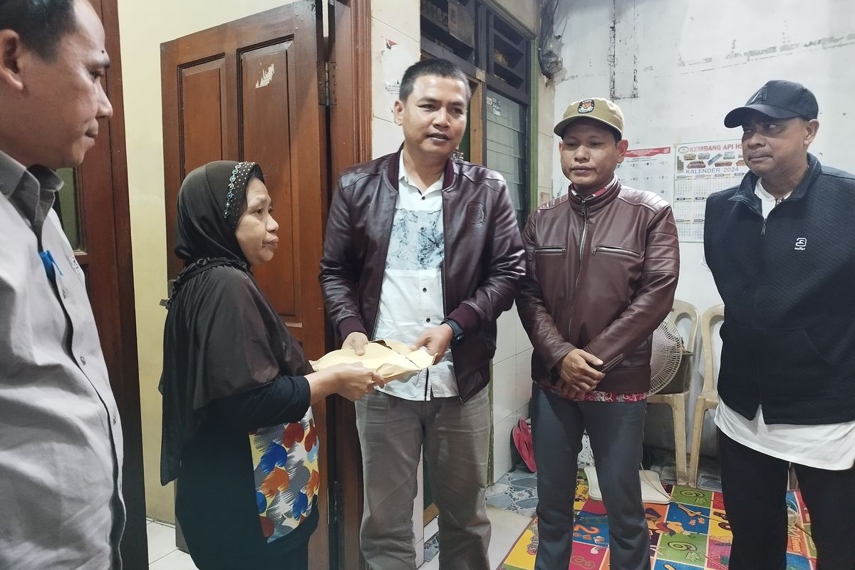 Ketua KPU DKI Wahyu Dinata (tengah) dan Ketua KPU Jakarta Pusat Efniadiansyah (kanan) menyerahkan santunan kepada ibu almarhum anggota KPPS TPS 066 yang tewas di kediamannya di Kelurahan Kebon Kacang, Tanah Abang, Jakarta Pusat, Jumat (29/2/2024)