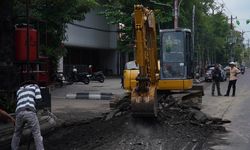 Pemkot Semarang Mulai Betonisasi Jalan Bergelombang di Shelter BRT Jalan Pemuda