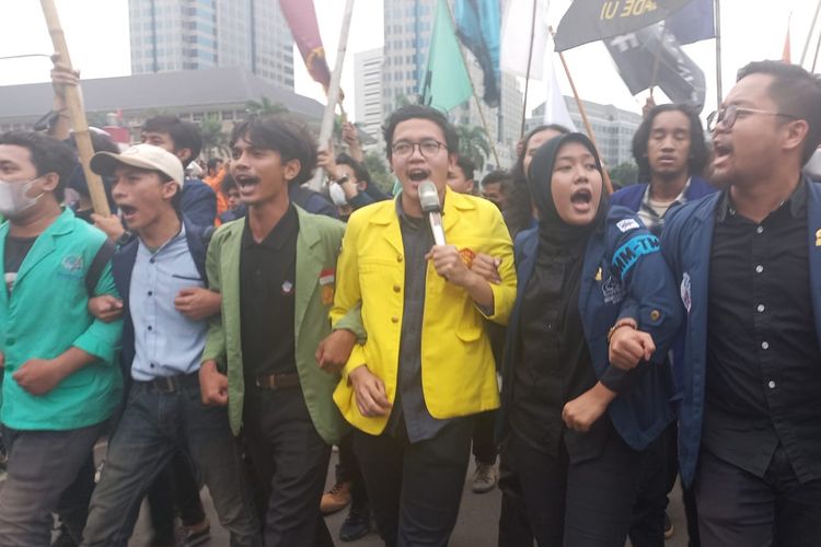 Massa aliansi Badan Eksekutif Mahasiswa Seluruh Indonesia (BEM SI) longmarch meninggalkan kawasan Patung Kuda Arjuna Wiwaha, Jakarta Pusat, Kamis (21/4/2022).