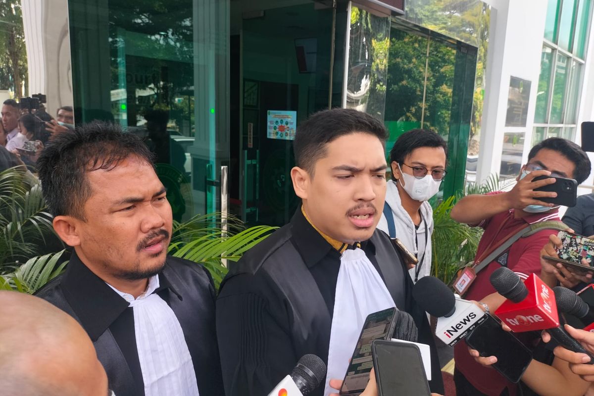 Adriel Viari Purba, pengacara AKBP Dody Prawiranegara saat memberikan keterangan pada awak media di PN Jakarta Barat, Senin (27/3/2023).