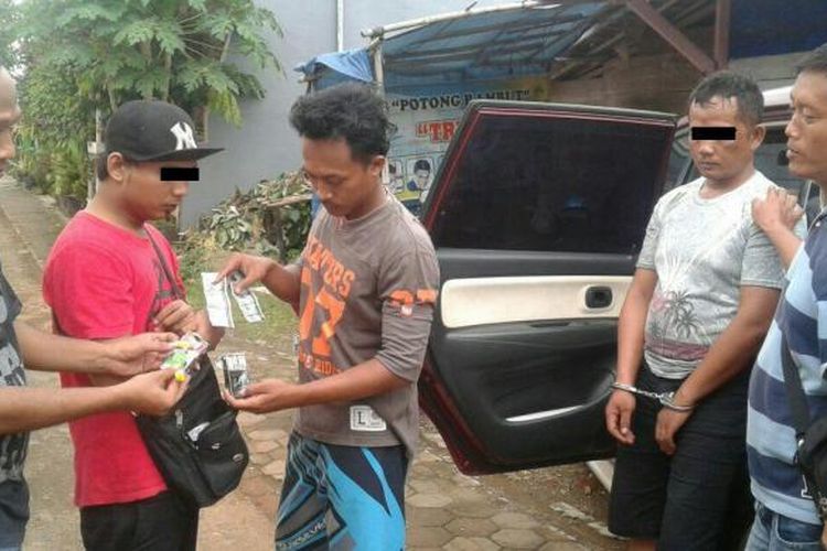Polisi meminta keterangan kepada dua pengeder pil koplo yang biasa menjajakkan ke kalangan pelajar di Batang, Jawa Tengah. 