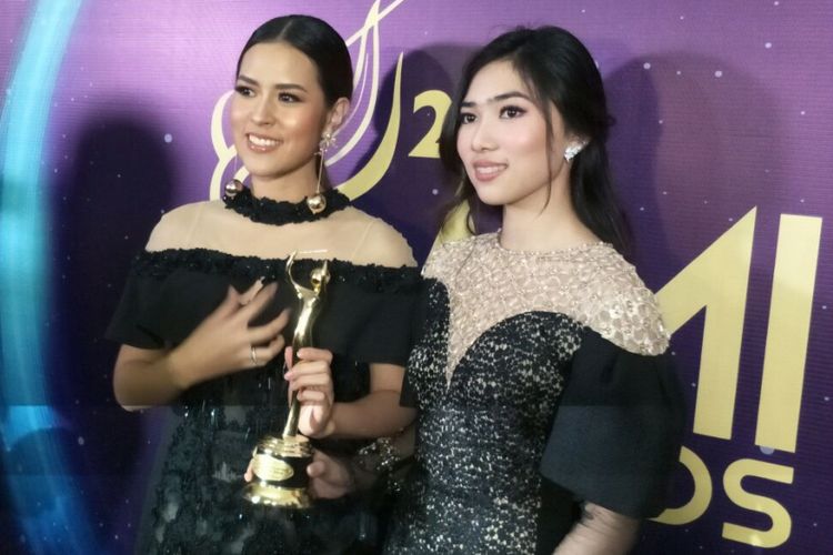 Raisa Andriana dan Isyana Sarasvati meraih penghargaan dalam Anugerah Musik Indonesia (AMI) Awards 2017 di Teater Garuda, TMII, Jakarta Timur, Kamis (16/11/2017) malam.