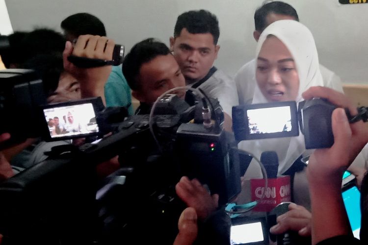 Terdakwa Febi Nur Amelia menjawab pertanyaan wartawan di depan ruang sidang Cakra V PN Medan, Selasa (14/1/2020)