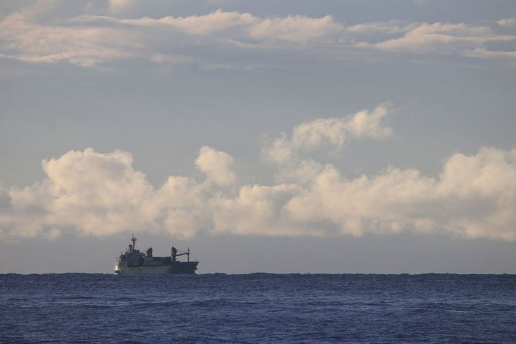 Sebuah kapal berlayar di wilayah perairan selatan Provinsi Sulawesi Utara. Stasiun Meteorologi Maritim Bitung Badan Meteorologi dan Geofisika (BMKG) mengeluarkan peringatan dini adanya gelombang tinggi di sejumlah peraiaran di wilayah utara Sulawesi.