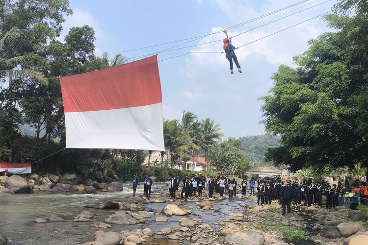 Sambut HUT ke-81 RI, Bendera Merah Putih Raksasa Berkibar di Muara 7 Sungai Subang