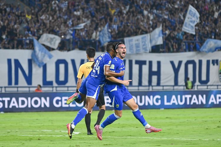 Striker Persib Bandung Andrew Jung merayakan gol ke gawang PSM. Pertandingan pekan tunda ke-8 Super League 2025-2026 Persib vs PSM Makassar digelar di Stadion Gelora Bandung Lautan Api (GBLA), Bandung, pada Sabtu (27/12/2025).