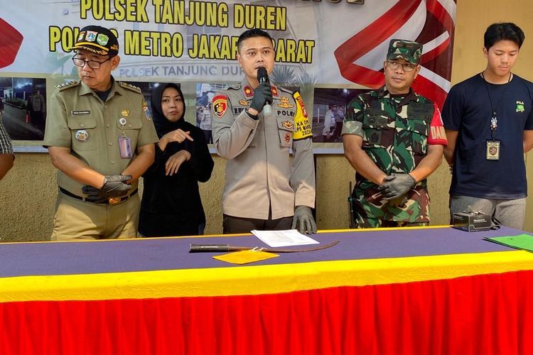Kapolsek Tanjung Duren Kompol Muharram Wibisono dalam konferensi pers di Mapolsek Tanjung Duren, Selasa (21/11/2023).  