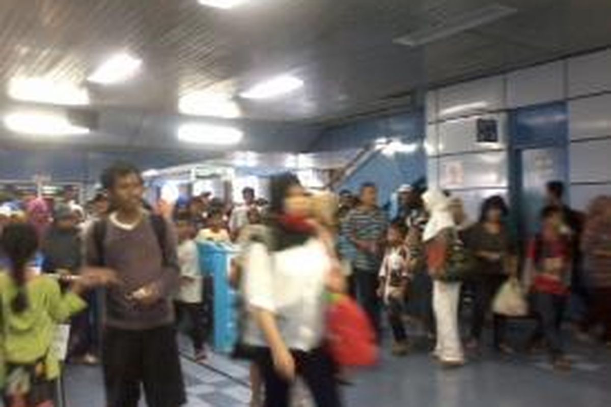 Penumpang commuter line yang memadati Stasiun Juanda, Jakarta Pusat, Kamis (31/7/2014).

