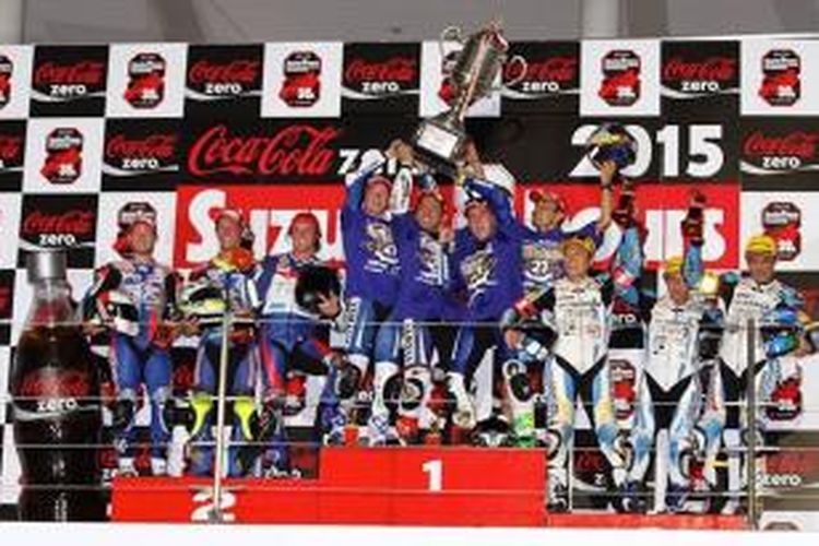 Pebalap Yamaha Factory Racing Team (tengah) merayakan kemenangan pada balapan Suzuka 8 Hours di atas podium Sirkuit Suzuka, Minggu (26/7/2015).