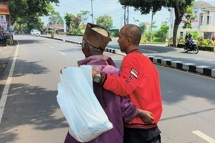 Risma memanggil ajudannya, meminta untuk menghampiri sang kakek dan memberikan bantuan.