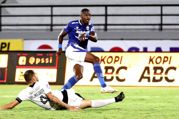 Bruno Catanhede (kanan) berduel dengan Wallace Costa (bawah) pada laga pekan ke-25 Liga 1 yang mempertemukan Persib vs PSIS di Stadion Kapten I Wayan Dipta, Gianyar, Bali, Selasa (15/2/2022).