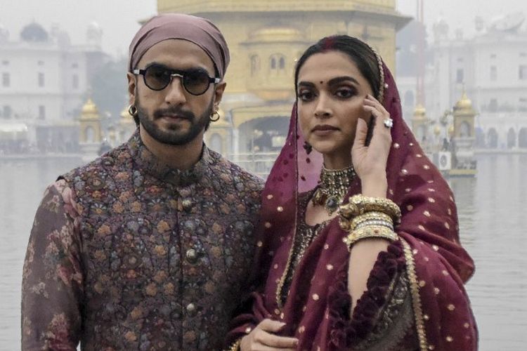 Pasangan Bollywood Deepika Padukone (kanan) dan suaminya, aktor Ranveer Singh, merayakan ulang tahun pertama pernikahan dengan berdoa di Golden Temple di Amritsar, 15 November 2019.