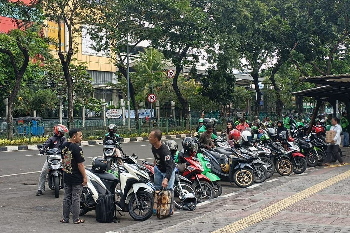 Sepeda motor yang terparkir secara liar di akses pejalan kaki Stasiun Pasar Senen, Jakarta Pusat pada Senin (12/6/2023).