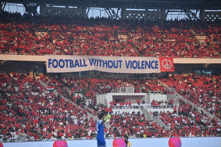 Para suporter Timnas Indonesia di Tribun Selatan membentangkan spanduk betuliskan pesan Football Whit Violance pertandingan Kualifikasi Piala Dunia 2024 antara Indonesia vs Irak, Kamis (6/6/2024) di Stadion Gelora Bung Karno Jakarta.