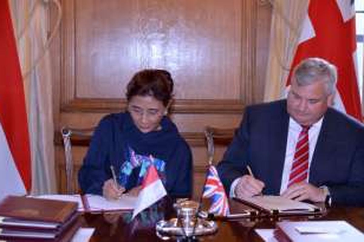 Menteri Kelautan dan Perikanan Susi Pudjiastuti dan Menteri Perdagangan dan Investasi Inggris Lord Price menandatangani kesepakatan kerjasama di London Inggris Selasa (19/4/2016)
