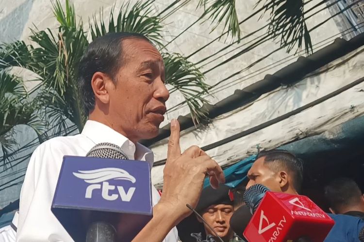 Presiden Joko Widodo saat memberikan keterangan pers kepada wartawan usai meninjau Pasar Palmerah, Jakarta, Senin (26/6/2023).