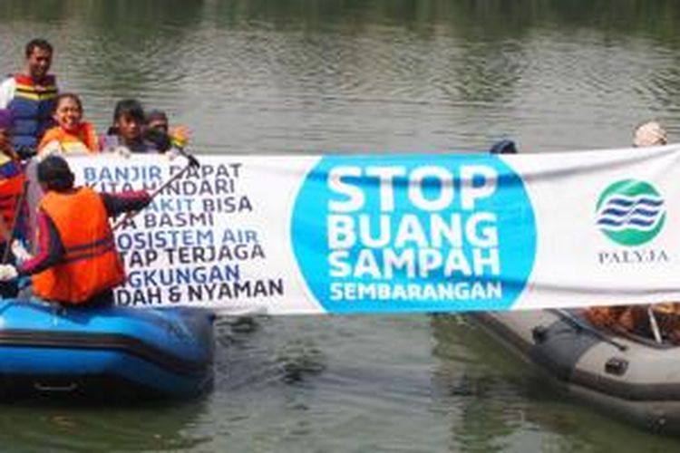 PT PAM Lyonnaise Jaya (Palyja) membentuk komunitas Palyja Green Community (PGC) bagi masyarakat yang tinggal di tepian sungai. Komunitas tersebut dibekali bermacam pengetahuan dan keterampilan terkait permasalahan sungai dan pelestariannya.