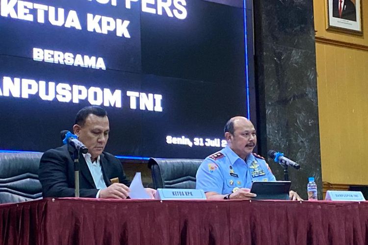 Danpuspom TNI Marsdya R Agung Handoko (kanan) dan Ketua KPK Firli Bahuri (kiri) saat konferensi pers di Mabes TNI, Cilangkap, Jakarta Timur, Senin (31/7/2023) malam.