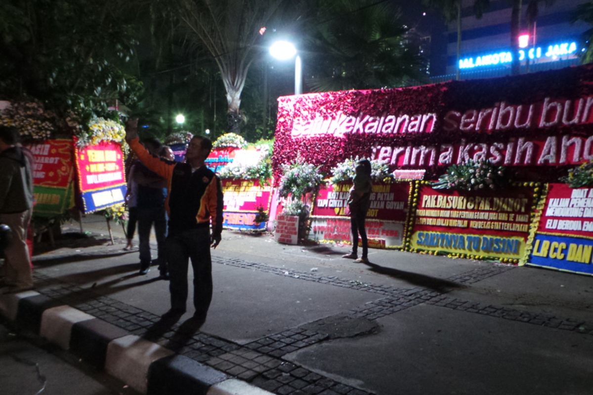 Suasana Balai Kota DKI Jakarta pada Rabu (26/4/2017) malam. Warga tetap datang untuk berfoto bersama karangan bunga yang ditujukan kepada Gubernur-Wakil Gubernur DKI Jakarta Basuki Tjahaja Purnama-Djarot Saiful Hidayat. 