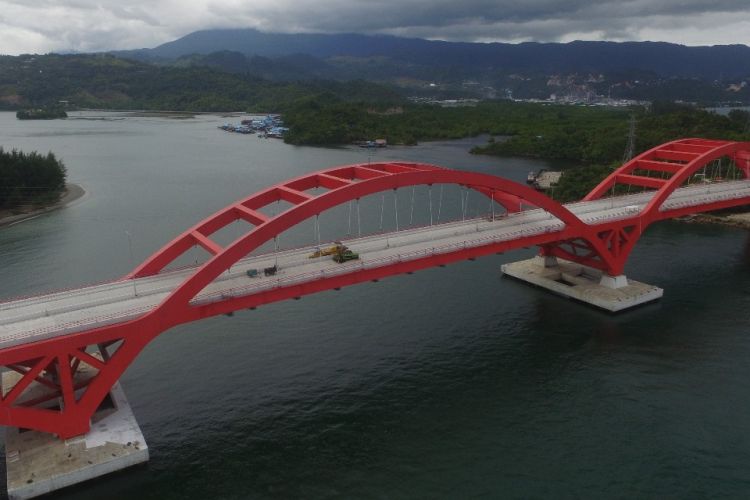 Jembatan penghubung Holtekamp dan Hamadi diatas teluk Youtefa, Papua.