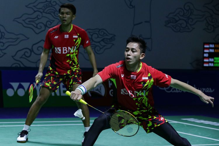 Ganda putra Indonesia, Fajar Alfian/Muhammad Rian Ardianto bertanding melawan ganda putra Indonesia Muhammad Shohibul Fikri/Bagas Maulana pada babak 16 besar Indonesia Open 2022 di Istora Senayan, Jakarta, Kamis (16/6/2022). Fajar/Rian selaku unggulan keenam melaju ke perempat final setelah menang dengan skor 21-10, 10-21 dan 21-15.