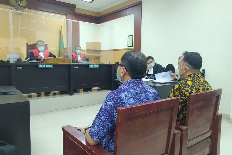 Ari Askhara (kanan) dan Iwan Joeniarto (kiri) saat mengikuti sidang pengadilan di Pengadilan Negeri Tangerang, Banten, Senin (15/2/2021).