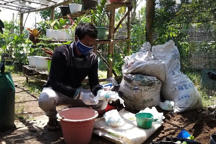 Irwan Budiyanto, seorang petani muda asal Desa Sambirejo, Kecamatan Geger, Kabupaten Madiun mempraktekkan pemanfaatan popok bayi bekas diubah menjadi media tanam yang hemat pupuk dan irit air.