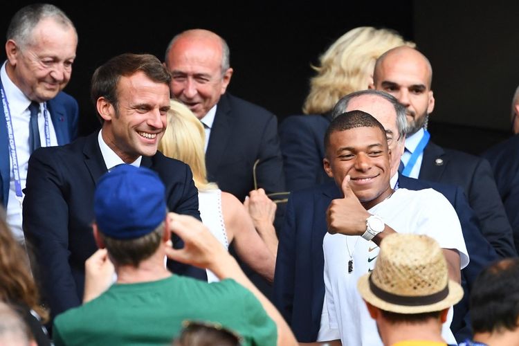 Presiden Perancis, Emmanuel Macron, bersama penyerang Paris Saint-Germain, Kylian Mbappe saat menghadiri laga timnas wanita Amerika Serikat melawan Belanda pada final Piala Dunia Wanita 2019.
