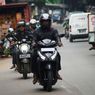 Aksi Pengemudi Mobil Pepet Motor yang Lawan Arah