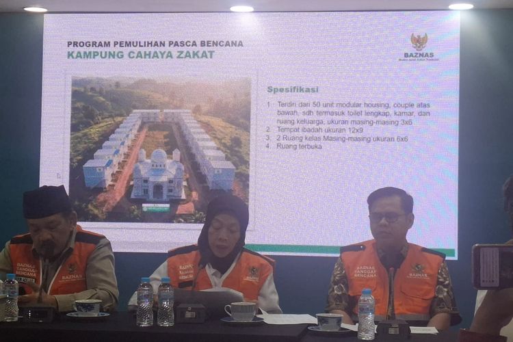 Pimpinan Baznas RI Bidang Pendistribusian dan Pendayagunaan Saidah Sakwan (tengah) saat konferensi pers di Kantor Baznas pusat, Jakarta, Rabu (17/12/2025). Saidah mengatakan, respons kemanusiaan tersebut dijalankan oleh 543 personel tanggap bencana yang didukung 43 tenaga medis, terdiri atas dokter dan perawat yang bertugas langsung di lapangan