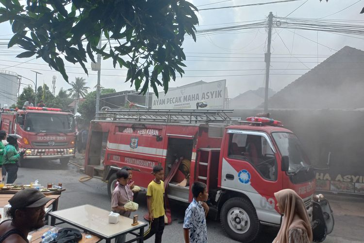 Rumah Makan cepat saji di Jalan Bola Kaki Pematang Siantar, terbakar, Jumat (15/9/2023) siang sekitar pukul 13.30 WIB