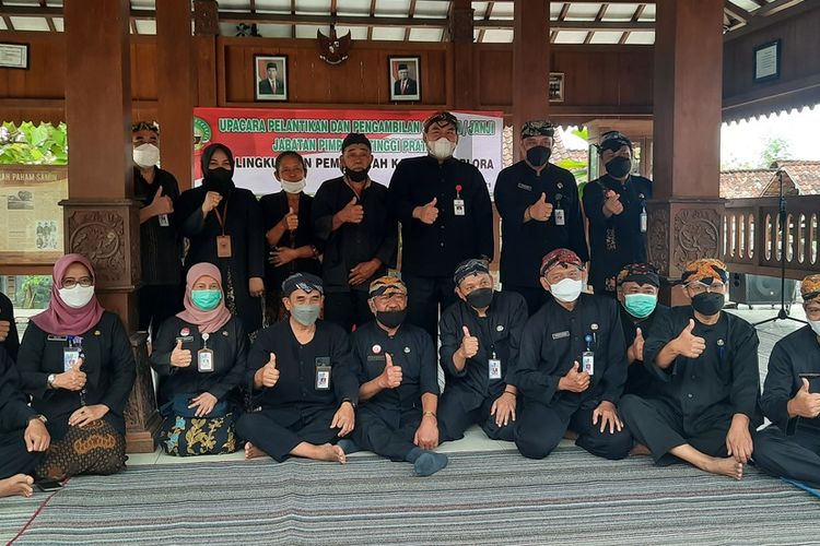 Sebanyak 13 Pejabat eselon 2 dilantik oleh Bupati Blora di Kampung Samin Karangpace, Desa Klopoduwur, Kecamatan Banjarejo, Jumat (12/11/2021)