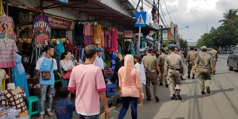 Satpol PP merazia pedagang kaki lima (PKL) Tanah Abang, Jakarta Pusat, Kamis (10/6/6/2016).