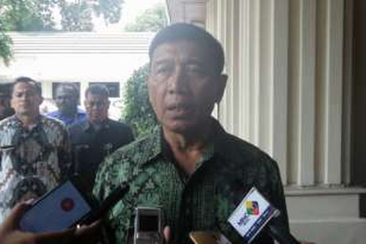Menko Polhukam Wiranto saat ditemui sebelum rapat koordinasi tingkat menteri terkait paket reformasi bidang hukum di kantor Kemenko Polhukam, Jakarta Pusat, Rabu (28/9/2016).