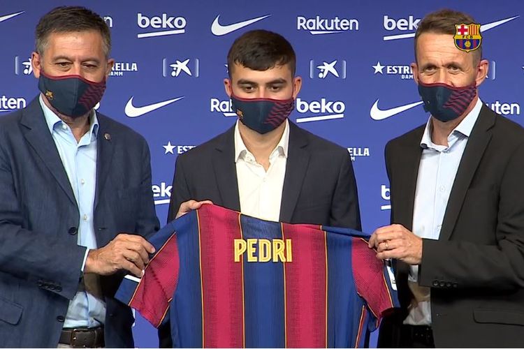 Pemain baru Barcelona, Pedri, saat diperkenalkan oleh Presiden Josep Maria Bartomeu dan Direktur Teknik, Ramon Planes, di Camp Nou, pada Kamis (20/8/2020).