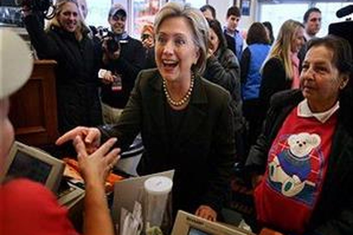 Hillary Clinton saat mengunjungi tempat pemungutan suara di Manchester New Hampshire, Selasa (8/1).