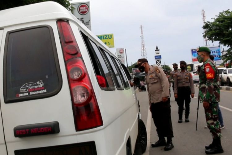 Petugas posko penyekatan memberhentikan mobil angkutan umum di perbatasan pintu masuk kawasan Lambaro Aceh Besar, Kamis (08/07/2021). peteugas memeriksa protokol kesehatan terhadap sopir dan penumpang angkutan umum lintas Kaabupaten.