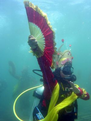 25 penyelam menarikan tarian Gandrung selama 10 menit di bawah air perairan Pantai Bangsring Banyuwangi, Rabu (4/4/2018).